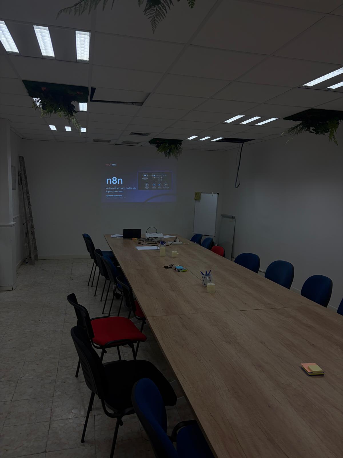 Salle préparée pour un précédent atelier n8n à Toulouse