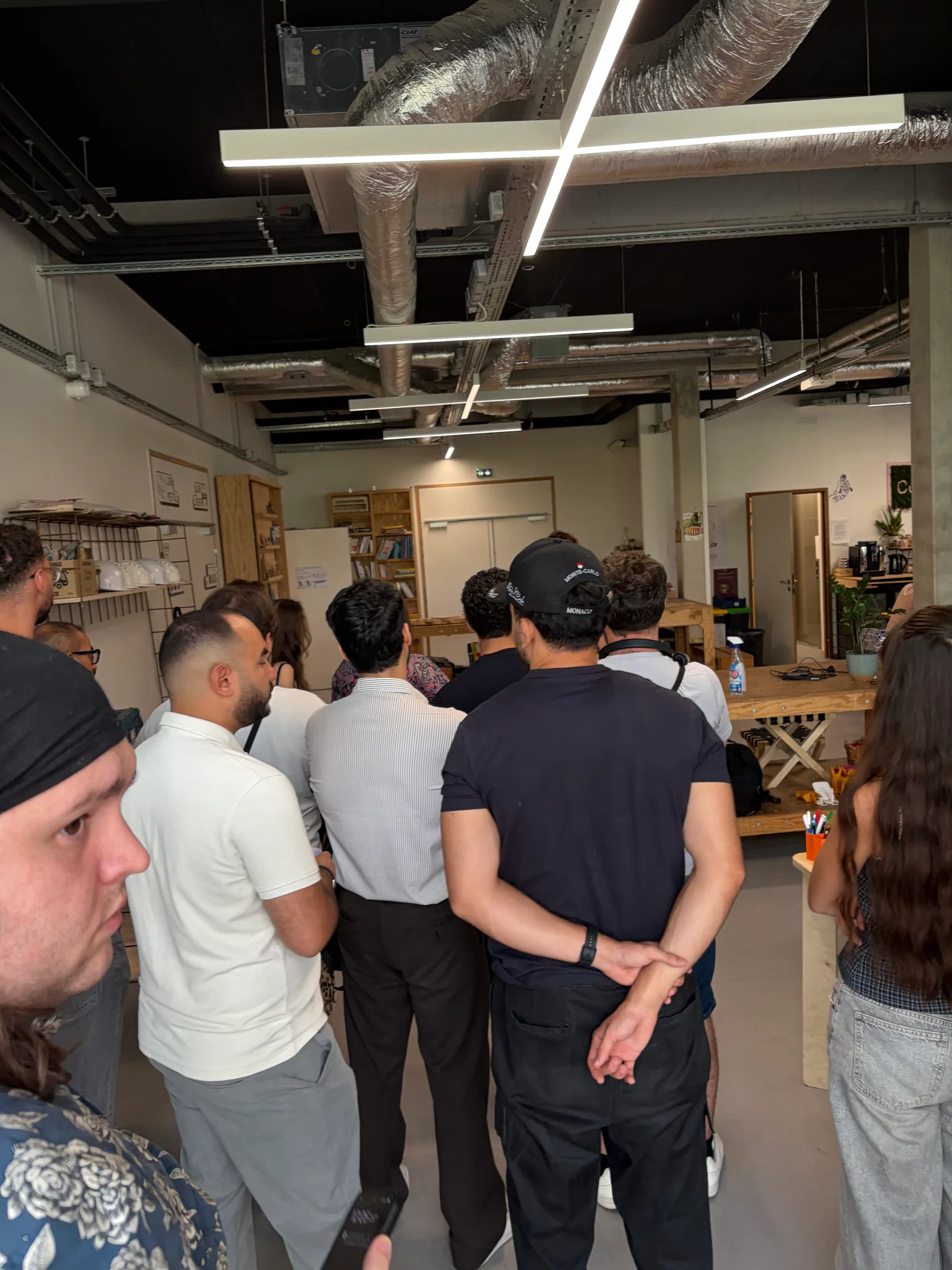 Participants attentifs pendant les échanges du meetup Cursor Toulouse au RoseLab