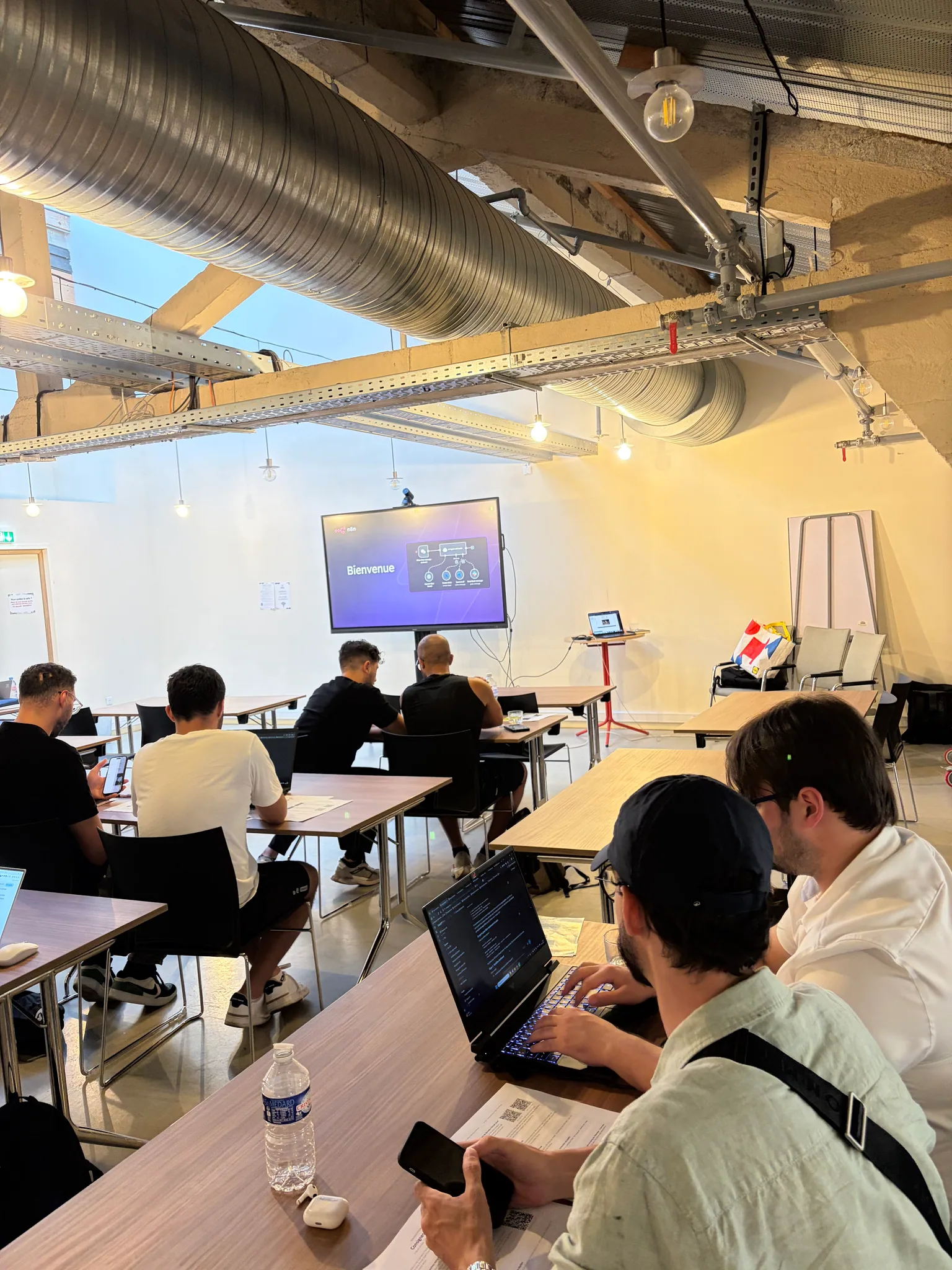 Équipes installées avec leurs ordinateurs pendant le mini-hackathon n8n Toulouse