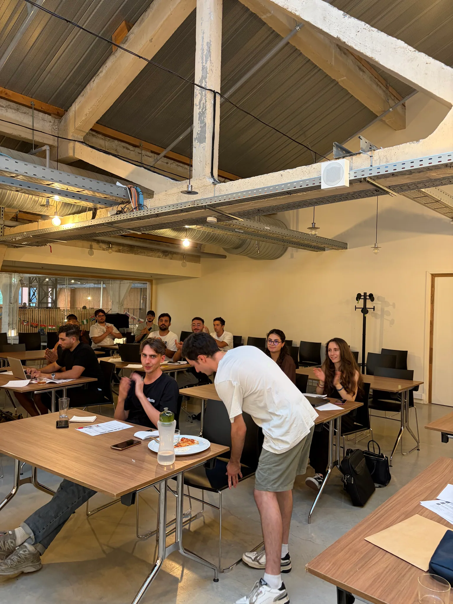 Participants applaudissant pendant les présentations du mini-hackathon n8n Toulouse