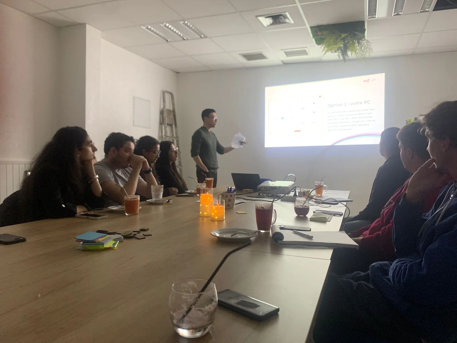 Présentation de n8n devant les membres réunis autour d’une table à Toulouse